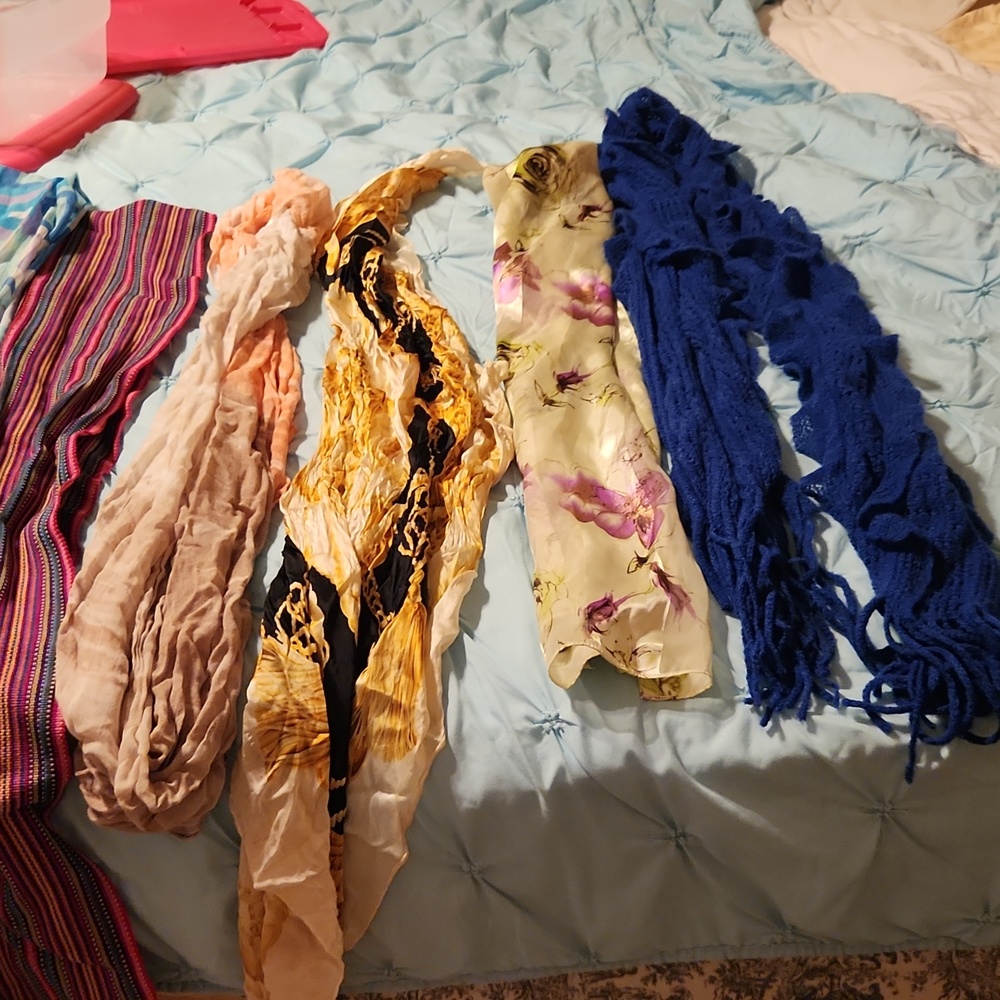 Scarfs - Picture 2 of 8